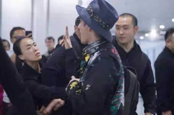 細思極恐，被神秘女子謾罵多年求公道，王力宏：她精神有問題！