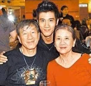 王力宏爸爸深夜寫信控訴李靚蕾，曾懷孕逼婚，付上億分手費未出軌