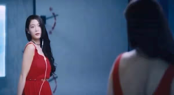 她是電影《情聖》中的紅衣美女，星途事業一帆風順，據說現在還沒嫁人