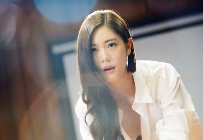 她是電影《情聖》中的紅衣美女，星途事業一帆風順，據說現在還沒嫁人