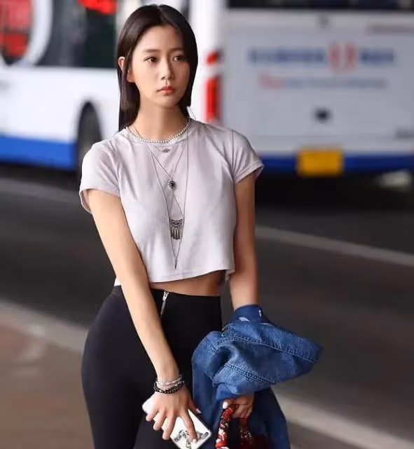 她是電影《情聖》中的紅衣美女，星途事業一帆風順，據說現在還沒嫁人