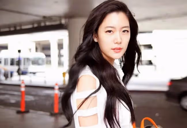 她是電影《情聖》中的紅衣美女，星途事業一帆風順，據說現在還沒嫁人