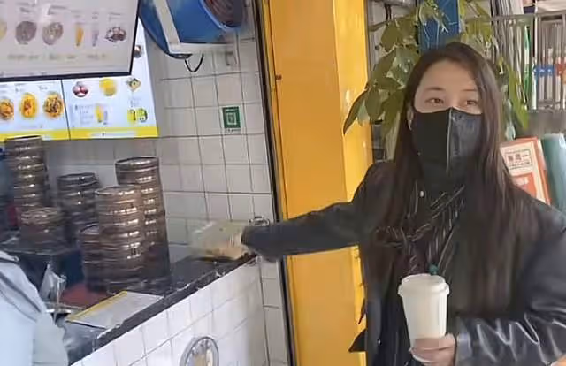 40歲馬蘇素顏現身路邊攤,大口吃8塊錢魚粉,不戴口罩被路人無視