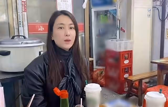 40歲馬蘇素顏現身路邊攤,大口吃8塊錢魚粉,不戴口罩被路人無視