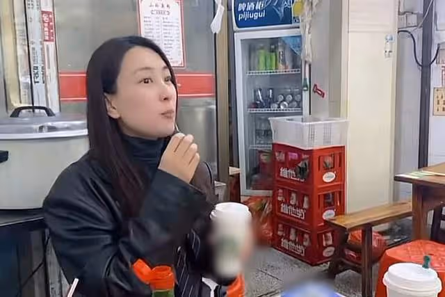 40歲馬蘇素顏現身路邊攤,大口吃8塊錢魚粉,不戴口罩被路人無視