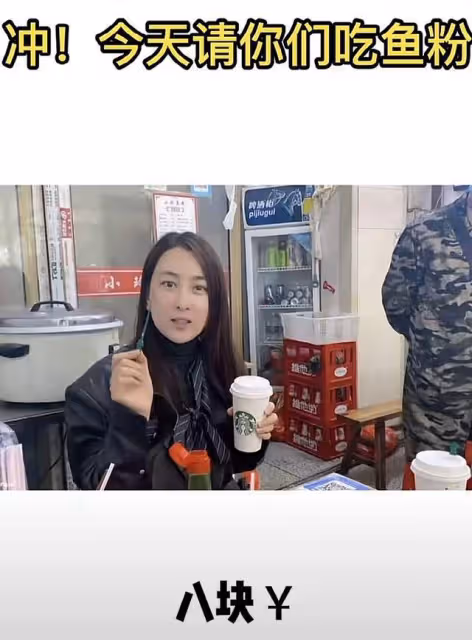 40歲馬蘇素顏現身路邊攤,大口吃8塊錢魚粉,不戴口罩被路人無視
