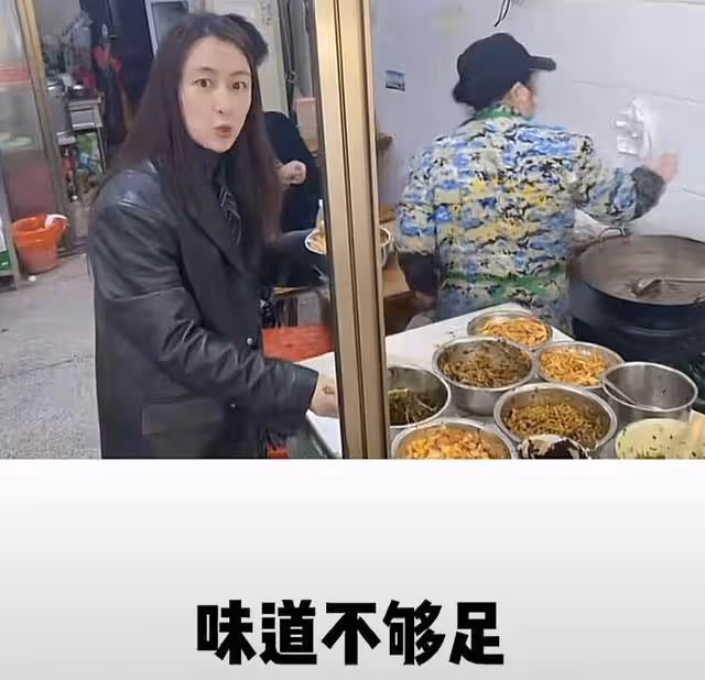40歲馬蘇素顏現身路邊攤,大口吃8塊錢魚粉,不戴口罩被路人無視