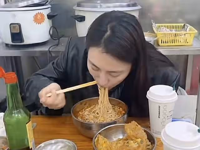 40歲馬蘇素顏現身路邊攤,大口吃8塊錢魚粉,不戴口罩被路人無視