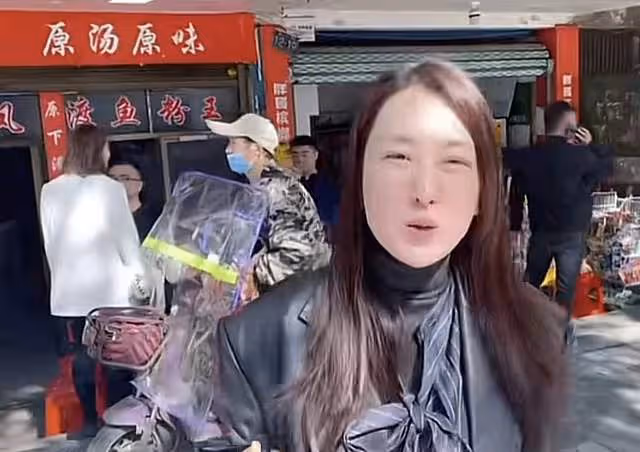 40歲馬蘇素顏現身路邊攤,大口吃8塊錢魚粉,不戴口罩被路人無視