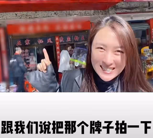 40歲馬蘇素顏現身路邊攤,大口吃8塊錢魚粉,不戴口罩被路人無視