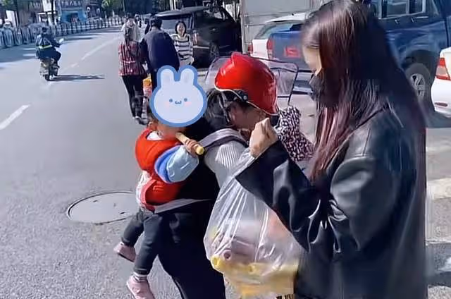 40歲馬蘇素顏現身路邊攤,大口吃8塊錢魚粉,不戴口罩被路人無視
