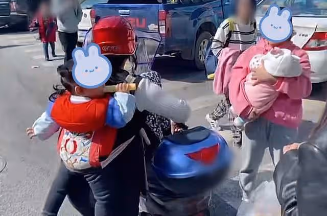40歲馬蘇素顏現身路邊攤,大口吃8塊錢魚粉,不戴口罩被路人無視