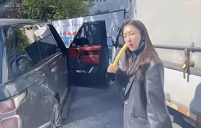 40歲馬蘇素顏現身路邊攤,大口吃8塊錢魚粉,不戴口罩被路人無視