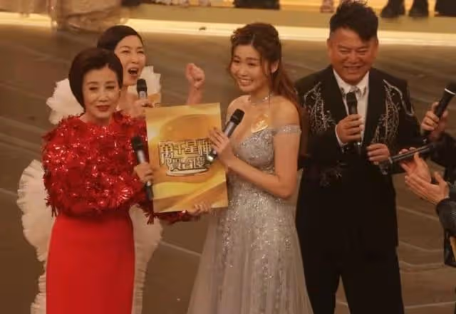 滿載而歸!TVB小花攜母親豪買鑽石金器,早前在台慶抽中38萬大獎