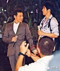 他到底和多少男人亂搞過啊！