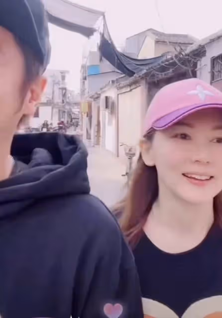 孫耀威帶一家老小回內地老家,品嘗功夫茶說家鄉話,玩得十分盡興