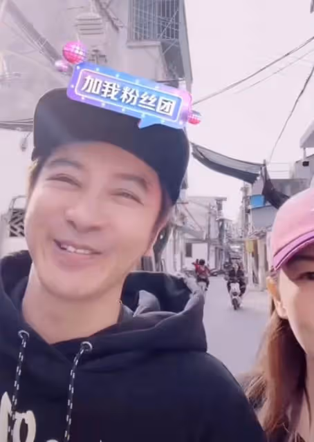 孫耀威帶一家老小回內地老家,品嘗功夫茶說家鄉話,玩得十分盡興
