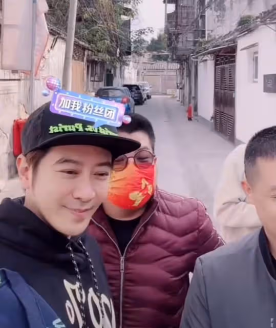 孫耀威帶一家老小回內地老家,品嘗功夫茶說家鄉話,玩得十分盡興