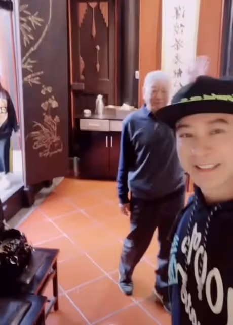 孫耀威帶一家老小回內地老家,品嘗功夫茶說家鄉話,玩得十分盡興