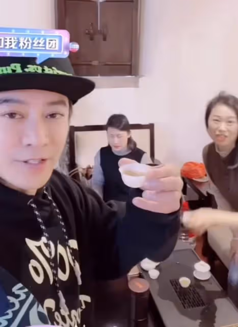 孫耀威帶一家老小回內地老家,品嘗功夫茶說家鄉話,玩得十分盡興