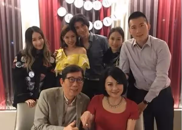 父親化身「擋箭牌」,李靚蕾弩張劍拔,向王力宏發出最後通牒