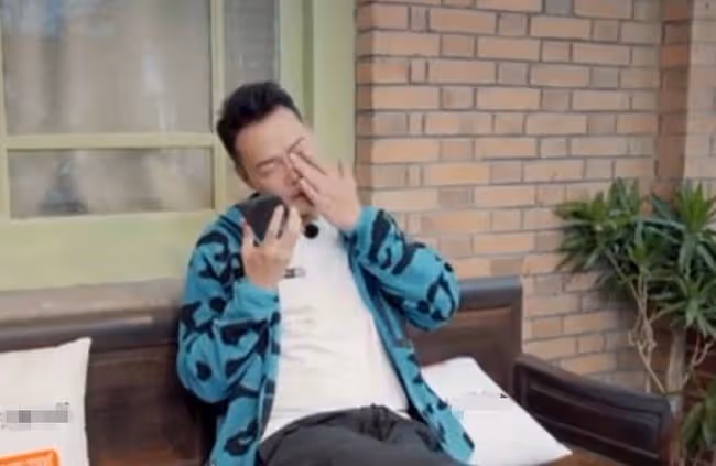 分離8個月!謝天華終於與家人團聚,笑容燦爛心情好,子女顏值高