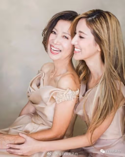 最美港姐曬母女寫真為媽媽慶生！網民大讚似足兩姊妹