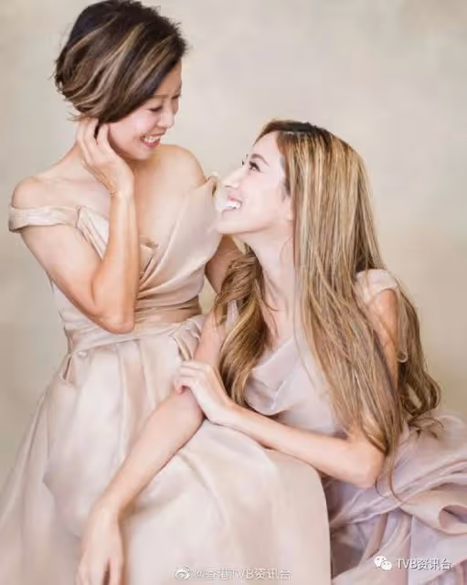 最美港姐曬母女寫真為媽媽慶生！網民大讚似足兩姊妹