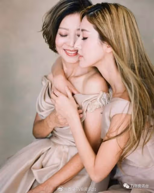 最美港姐曬母女寫真為媽媽慶生！網民大讚似足兩姊妹