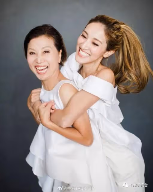 最美港姐曬母女寫真為媽媽慶生！網民大讚似足兩姊妹