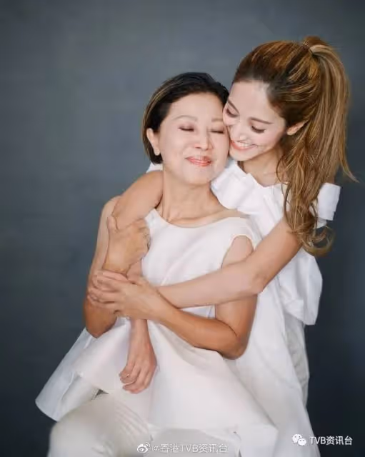 最美港姐曬母女寫真為媽媽慶生！網民大讚似足兩姊妹