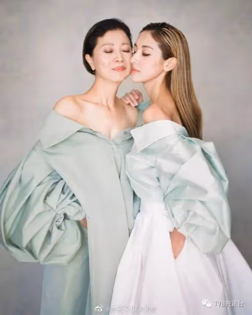 最美港姐曬母女寫真為媽媽慶生!網民大讚似足兩姊妹