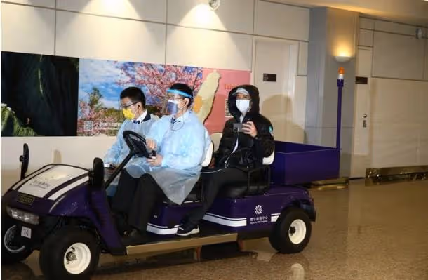 李靚蕾接連發聲,王力宏緊急返台,機場和記者爆發衝突場面混亂