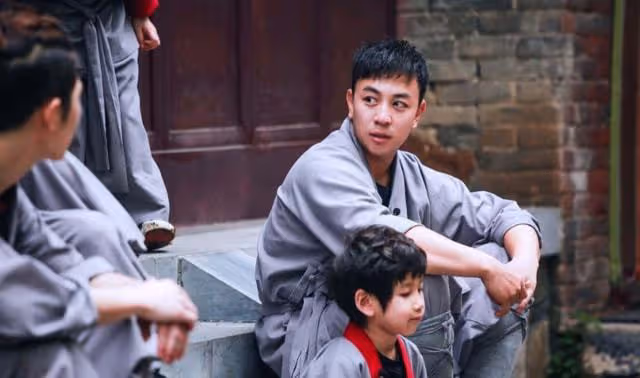 釋小龍背景有多硬?5歲成名7歲為成龍頒獎,和洪金寶稱兄道弟