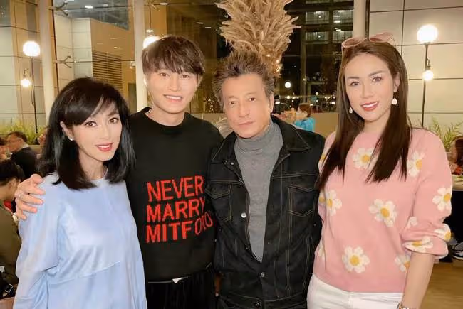 66歲米雪曬聚會照,化大濃妝不服老,與昔日cp石修同框似兩輩人