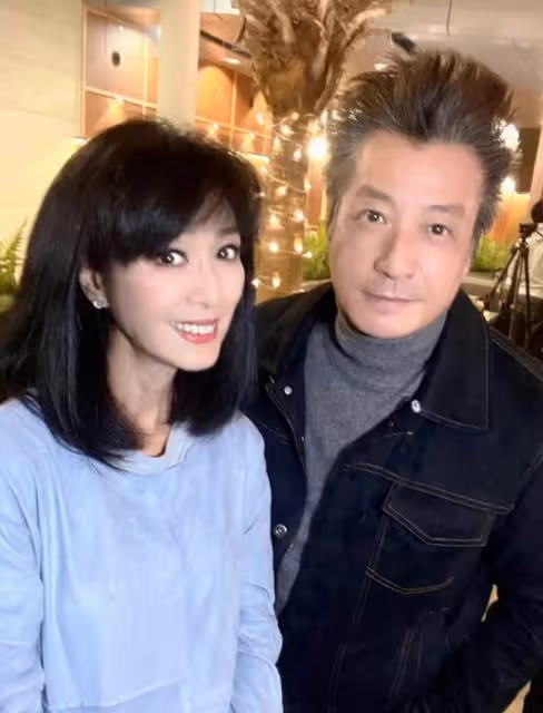 66歲米雪曬聚會照,化大濃妝不服老,與昔日cp石修同框似兩輩人