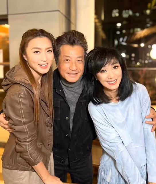 66歲米雪曬聚會照,化大濃妝不服老,與昔日cp石修同框似兩輩人