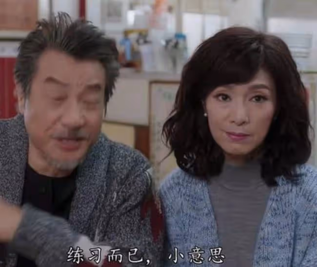 66歲米雪曬聚會照,化大濃妝不服老,與昔日cp石修同框似兩輩人
