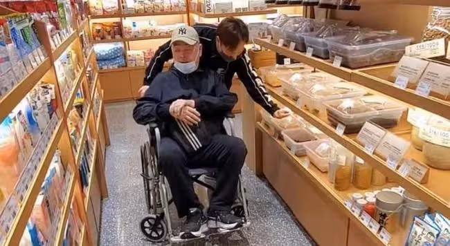 68歲港星患腦退化!記憶衰退出行靠輪椅,舉目無親只能住養老院