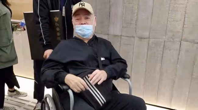 68歲港星患腦退化!記憶衰退出行靠輪椅,舉目無親只能住養老院