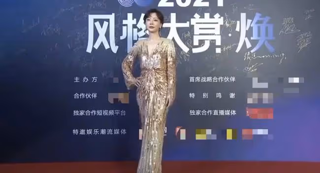 時尚紅毯眾星閃耀!陳數驚艷,陳都靈大秀美背,蔣勤勤個性十足