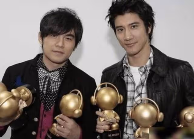 眾星吃瓜王力宏事件!周杰倫凌晨失眠看睡蓮,李靚蕾親哥發文怒嗆