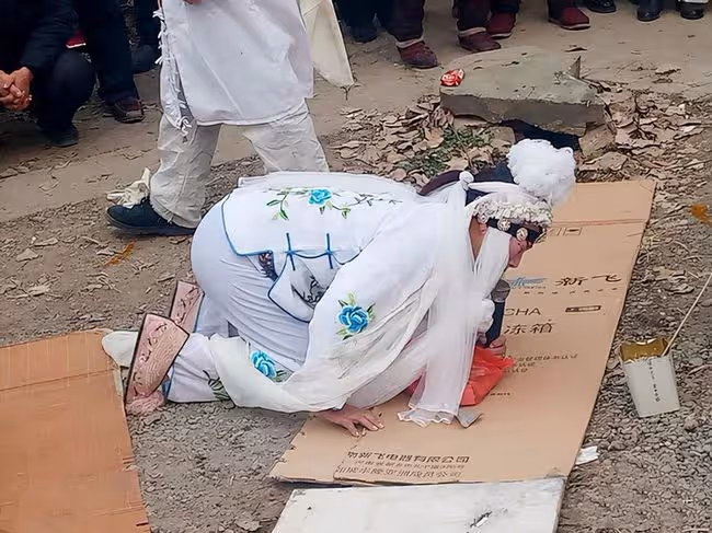 河南哭喪女:一年哭70場磕頭上萬次,每次700元,直接在城裡買房