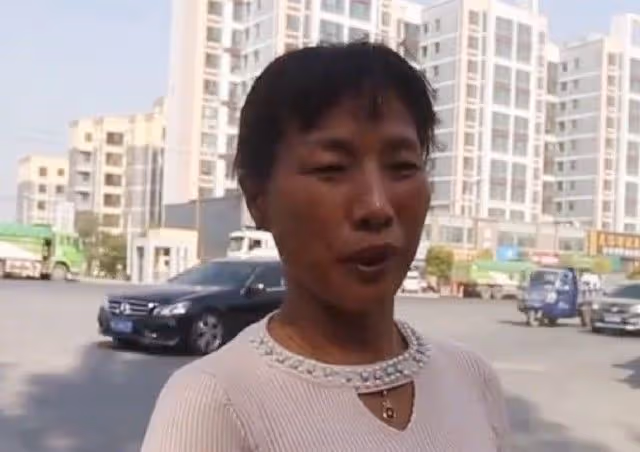 河南哭喪女:一年哭70場磕頭上萬次,每次700元,直接在城裡買房