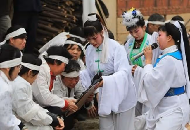 河南哭喪女:一年哭70場磕頭上萬次,每次700元,直接在城裡買房