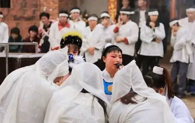 河南哭喪女:一年哭70場磕頭上萬次,每次700元,直接在城裡買房