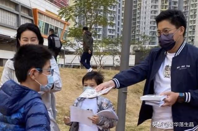 霍啟剛當選立法會議員，郭晶晶當街為丈夫拉選票獲得成功