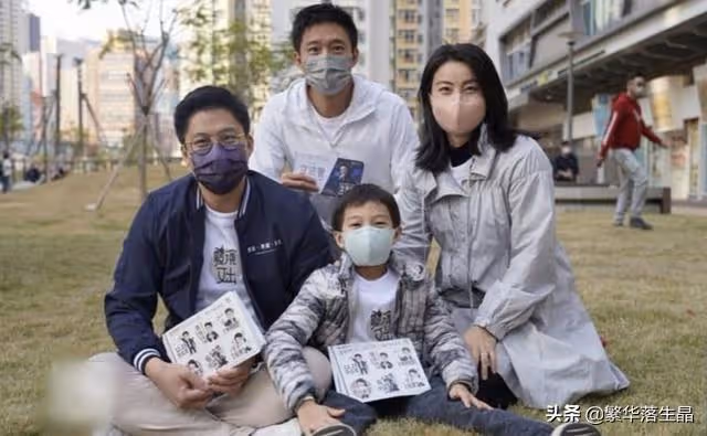 霍啟剛當選立法會議員，郭晶晶當街為丈夫拉選票獲得成功