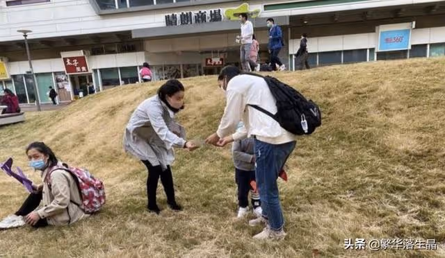 霍啟剛當選立法會議員，郭晶晶當街為丈夫拉選票獲得成功