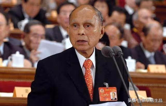 霍啟剛當選立法會議員,郭晶晶當街為丈夫拉選票獲得成功